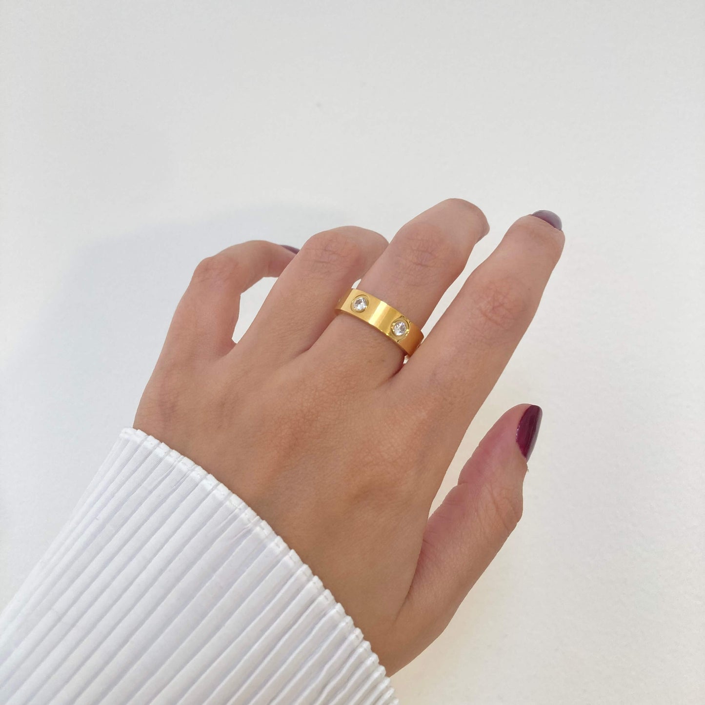 Round Zircons Ring