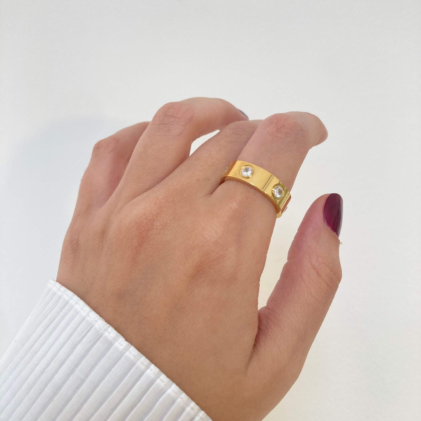 Round Zircons Ring