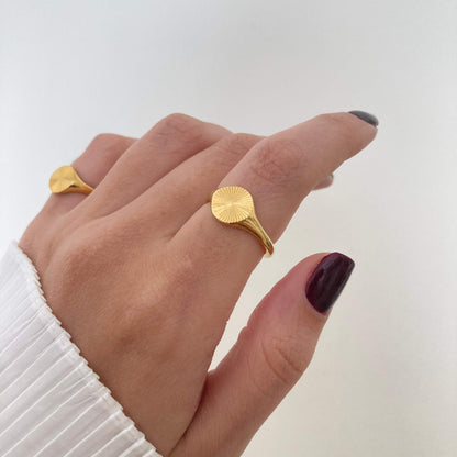 Round Ribbed Signet Ring