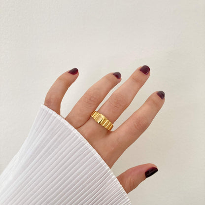 Ribbed Croissant Ring