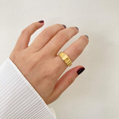 Ribbed Croissant Ring