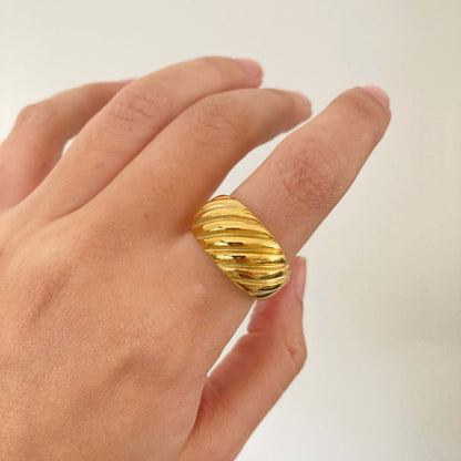 Ribbed Statement Ring