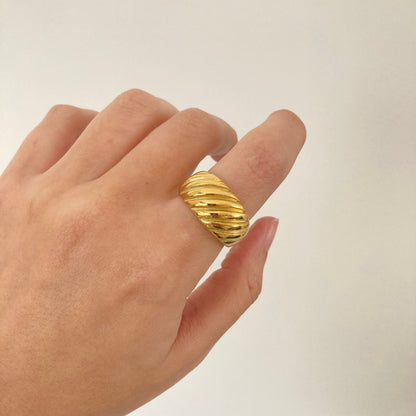 Ribbed Statement Ring